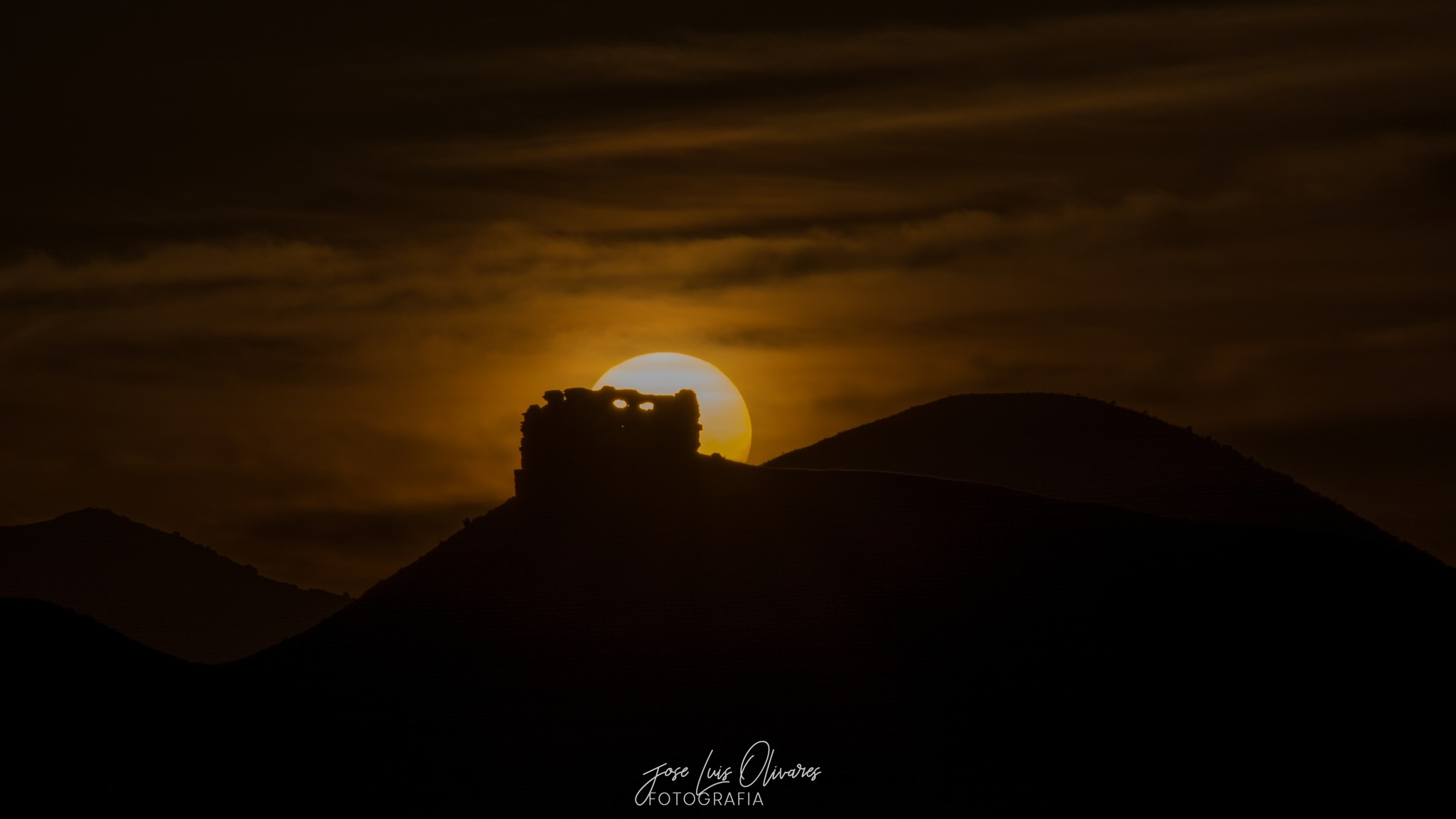 Castillo de Toya al atardecer, escenario de la historia íbera de Peal de Becerro